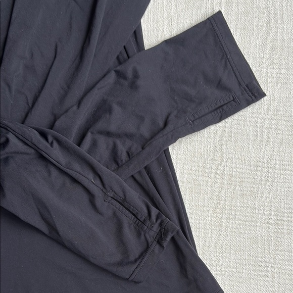 ALO Yoga Black Long Sleeve Top - Picture 2 of 3